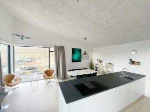 Μια τηλεόραση ή/και κέντρο ψυχαγωγίας στο Modern 4BR Luxury Home with Ocean View & Jacuzzi