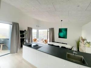 Μια τηλεόραση ή/και κέντρο ψυχαγωγίας στο Modern 4BR Luxury Home with Ocean View & Jacuzzi +16 φωτογραφίες