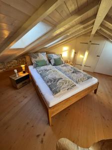 un letto nella mansarda di una camera di Naturoase, Nähe Arlberg und Montafon, Perfekter Startpunkt zum Skifahren ! a Grünkraut