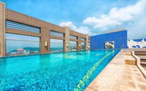 a swimming pool on the roof of a building at 謙匯國際酒店式公寓 CH Service Apartment in Taipei