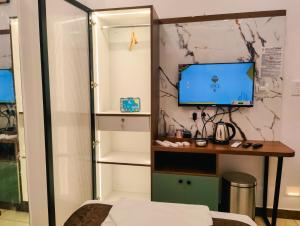 a room with a computer and a desk with a monitor at Hotel Nova Grande' in Hosūr