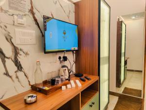 einen TV an der Wand in einem Zimmer in der Unterkunft Hotel Nova Grande' in Hosur