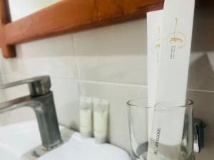 Una encimera de cocina con un vaso de cristal junto a un fregadero. en Sunset Retreat Hotel, en Arusha