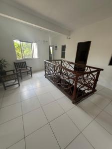un soggiorno con un tavolo e una televisione di Pousada Beleleuss a Jericoacoara