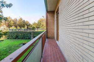 O grădină în afara Lux Apartment Near Center 2 Bedrooms Free parking