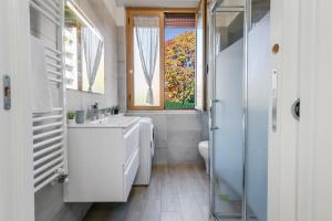 O baie la Lux Apartment Near Center 2 Bedrooms Free parking +21 fotografii