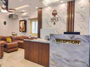 eine Lobby mit einer Rezeption und einer Rezeption in der Unterkunft Hotel Nova Grande' in Hosur