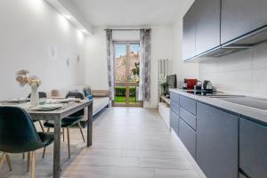 O bucătărie sau chicinetă la Lux Apartment Near Center 2 Bedrooms Free parking