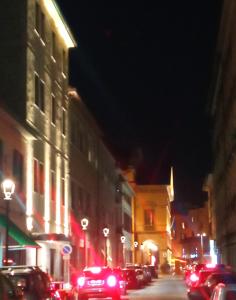 El barrio en el que está el hotel o un barrio cercano