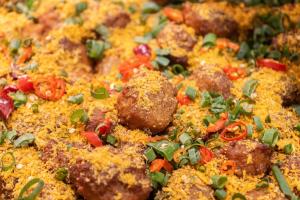 Guide Hotel Taichung Ziyou في تايتشونغ: صورة مقربة للبيتزا مع كرات اللحم والخضروات +87 صورة