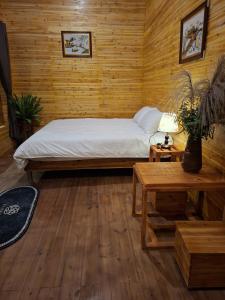 Ένα ή περισσότερα κρεβάτια σε δωμάτιο στο Happy House by the Mountain