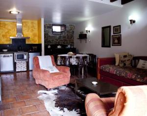 a living room with a couch and a table at La Quintana de Antón in Jomezana