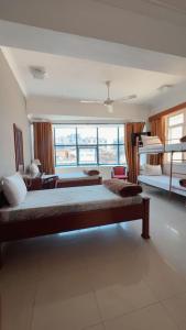 达累斯萨拉姆彩虹酒店的一间带床和大窗户的大卧室 更多51张照片