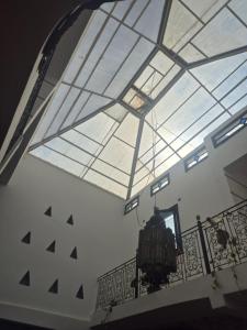 ein Raum mit einer Glasdecke mit einem Kronleuchter in der Unterkunft Le Riad Bed & Breakfast in Agadir
