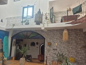 ein Haus mit Balkon und einem Zimmer mit Pflanzen in der Unterkunft Le Riad Bed & Breakfast in Agadir
