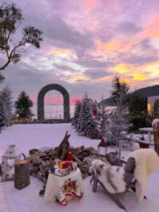 珠海市にあるSheng Hai Yun Juのテーブルの横に立つホッキョクグマの像