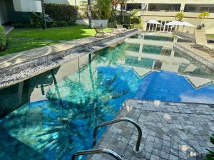 Cape Bay by AAA Rentals - Cap Malheureux في كاب مالهيريوكْسْ: مسبح بمياه زرقاء في ساحة