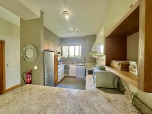 Cape Bay by AAA Rentals - Cap Malheureux في كاب مالهيريوكْسْ: مطبخ كبير مع ثلاجة ومكتب