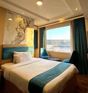 Postel nebo postele na pokoji v ubytování Gabry Pyramids And Grand Egyptian Museum View Hotel