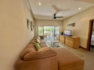 Cape Bay by AAA Rentals - Cap Malheureux في كاب مالهيريوكْسْ: غرفة معيشة مع أريكة وتلفزيون