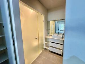 Cape Bay by AAA Rentals - Cap Malheureux في كاب مالهيريوكْسْ: حمام مزود بحوض ومِرآة +8 صور