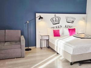 En eller flere senge i et værelse på Apartamenty w Centrum