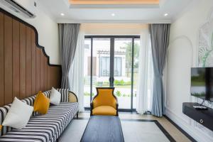 Xóm TramPolaris Resort & Spa的客厅里有一张沙发和一台电视