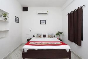 Una cama o camas en una habitación de Hotel Sunrise International 3 fotos más