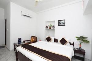 Una cama o camas en una habitación de Hotel Sunrise International