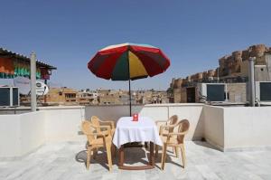 Una televisión o centro de entretenimiento en Hotel Sunrise International