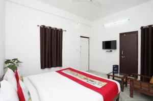 Una cama o camas en una habitación de Hotel Sunrise International