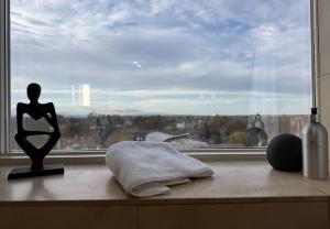 Ein Fenster mit einem Kissen und einer Statue auf dem Fensterbrett in der Unterkunft Large luxury apartment in Central Harrogate in Harrogate + 29 Fotos