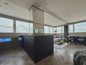 eine Küche und ein Wohnzimmer mit Blick auf einen Tisch in der Unterkunft Large luxury apartment in Central Harrogate in Harrogate