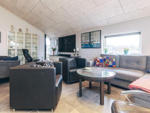 Μια τηλεόραση ή/και κέντρο ψυχαγωγίας στο 10 person holiday home in Brovst-By Traum