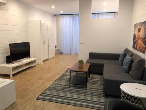 Μια τηλεόραση ή/και κέντρο ψυχαγωγίας στο Apartamento de 70 m2 en el Arroyo de la Vega , Alcobendas