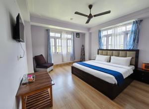 Giường trong phòng chung tại Blue Sky Homestay , Lingmoo