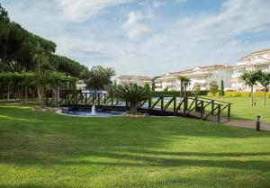 A garden outside Apartamentos Plus Costa Brava Pals