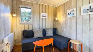 uma sala de estar com um sofá azul e uma mesa em Cabaña Le Sapin em Osséja