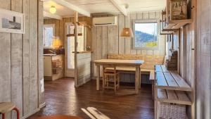 uma cozinha e sala de jantar numa pequena casa em Cabaña Le Sapin em Osséja