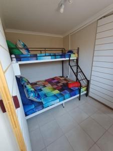 En eller flere senge i et værelse på Sunrise Holidays