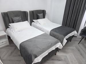 Un pat sau paturi într-o cameră la Hotel Monica