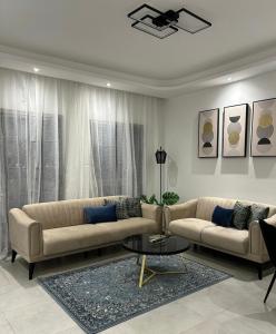 卡博尼格洛Modernes Appartment, 3 Pools, Panoramablick的有两张沙发和一张桌子的客厅