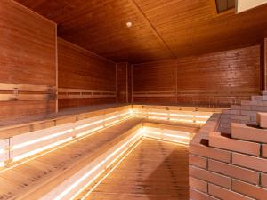 Livemax Resort Hida Takayama Garyu no Sato في تاكاياما: ساونا فارغة بجدران خشبية وسقف خشبي