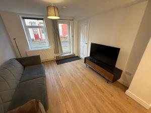 Μια τηλεόραση ή/και κέντρο ψυχαγωγίας στο 3BR Flat Near Station