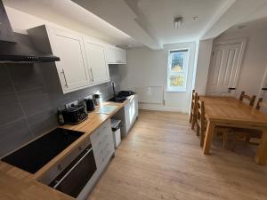 Η κουζίνα ή μικρή κουζίνα στο 3BR Flat Near Station +18 φωτογραφίες