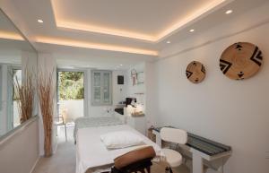 Un dormitorio con una cama y un escritorio. en Iria Beach Art Hotel, en Agia Anna de Naxos