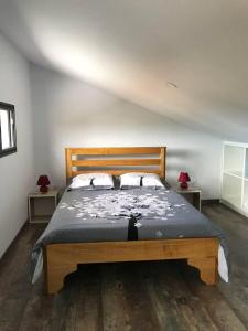 Ένα ή περισσότερα κρεβάτια σε δωμάτιο στο TI KAZ COCO Mignonne tite kaz chaleureuse