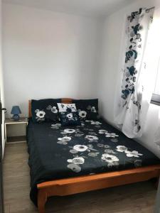 Ένα ή περισσότερα κρεβάτια σε δωμάτιο στο TI KAZ COCO Mignonne tite kaz chaleureuse