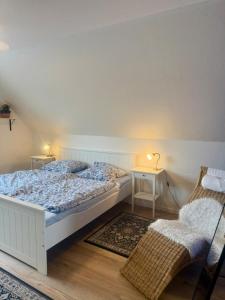 Ferienwohnung Lütte Koje beim Hinrichs Gasthof في Tümlauer Koog: غرفة نوم بسريرين وطاولتين