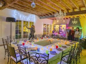 Villiers-Saint-GeorgesKermajic 10的一群人站在长桌旁